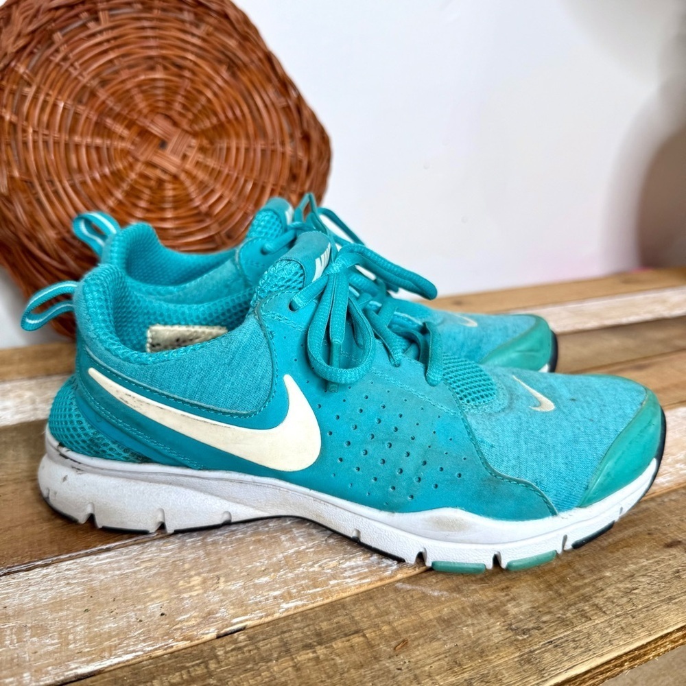 Nike Turquoise Running Shoes with White Swoosh Size 6 Women’s - Picture 4 of 16